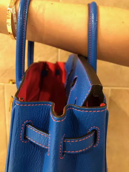 Le Birkin 25cm a une poignée relativement petite, donc tout le monde ne pourra pas le porter à bout de bras (c'est mon cas).