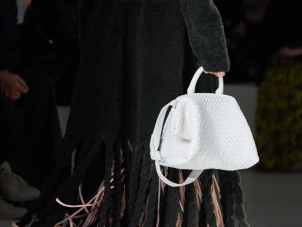 Daniel Lee adopte le tissage intrecciato emblématique de Bottega Veneta pour l'automne 2020