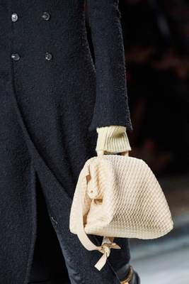 Daniel Lee adopte le tissage intrecciato de Bottega Veneta pour l'automne 2020