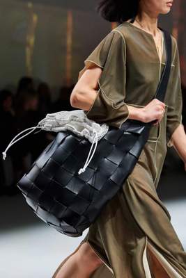 Daniel Lee adopte le tissage intrecciato de Bottega Veneta pour l'automne 2020