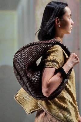 Daniel Lee adopte le tissage intrecciato de Bottega Veneta pour l'automne 2020