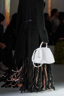 Daniel Lee adopte le tissage intrecciato de Bottega Veneta pour l'automne 2020