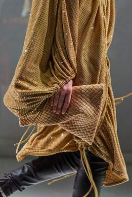 Daniel Lee adopte le tissage intrecciato de Bottega Veneta pour l'automne 2020