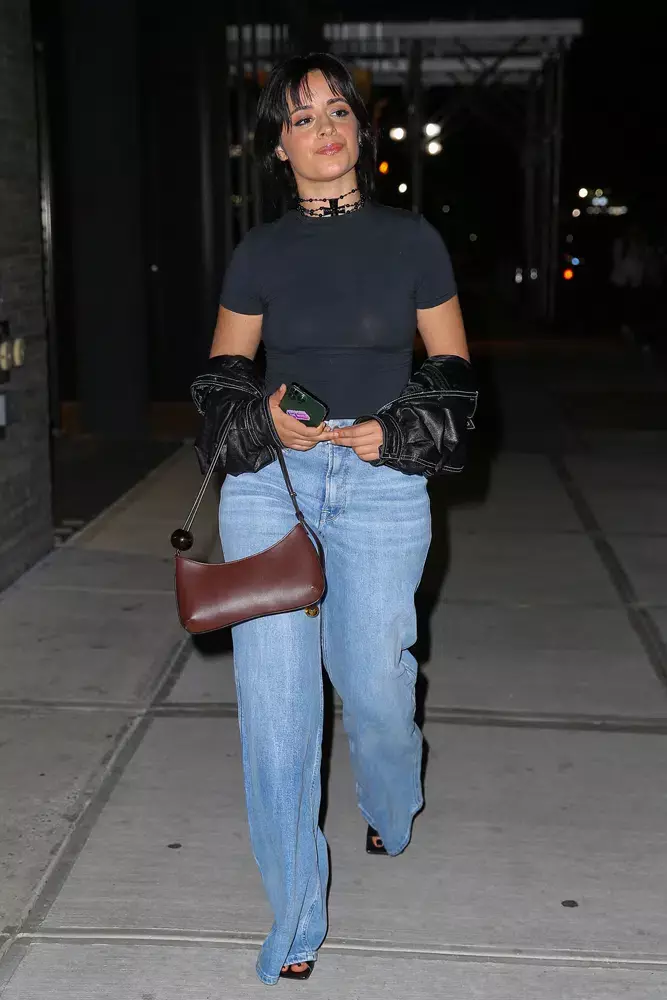 Camilla Cabello à New York sac Jacquemus Le Bisou Perle