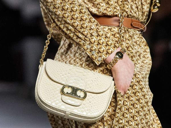 Pour les sacs printemps 2020 de Céline, Hedi Slimane se concentre sur son logo Triomphe