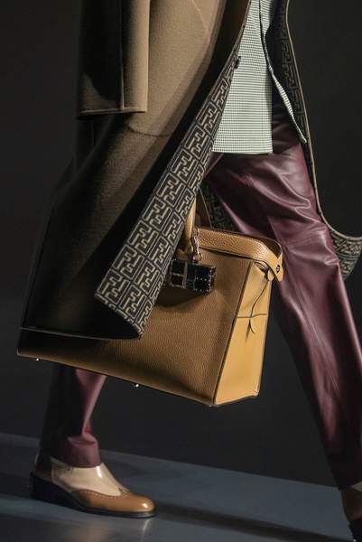 Sac homme Fendi en cuir jaune de la collection 2022/23