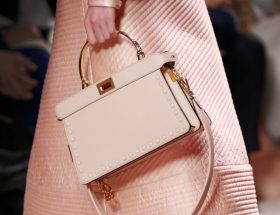 Fendi se concentre sur de jolis peekaboos ludiques pour l'automne 2020