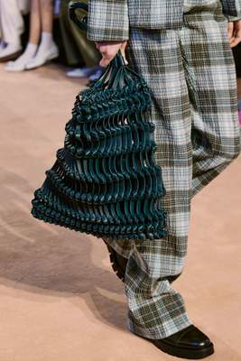 Chez Ferragamo, silhouettes élégantes et structurées pour la collection automne 2020