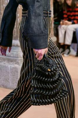 Chez Ferragamo, silhouettes élégantes et structurées pour la collection automne 2020