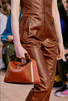 Chez Ferragamo, silhouettes élégantes et structurées pour la collection automne 2020