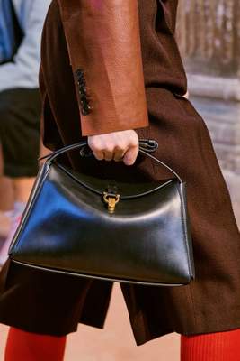 Chez Ferragamo, silhouettes élégantes et structurées pour la collection automne 2020