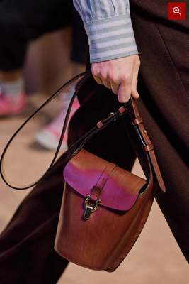 Chez Ferragamo, silhouettes élégantes et structurées pour la collection automne 2020