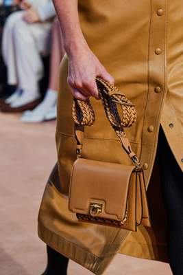 Chez Ferragamo, silhouettes élégantes et structurées pour la collection automne 2020