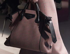 Givenchy choisit des matériaux non traditionnels pour sa collection automne 2020