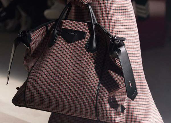 Givenchy choisit des matériaux non traditionnels pour sa collection automne 2020