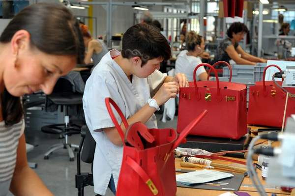 Les maroquiniers Hermès au travail