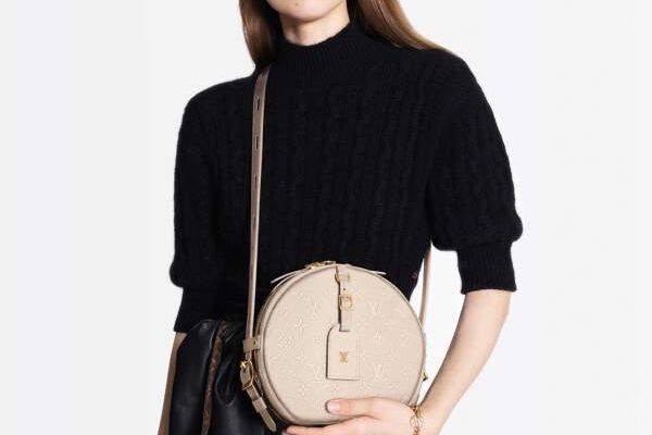 Le sac Boîte Chapeau Souple de Louis Vuitton est désormais disponible en cuir Empreinte