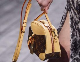 Les nouveaux sacs à monogramme volent la vedette au défilé automne 2020 de Louis Vuitton