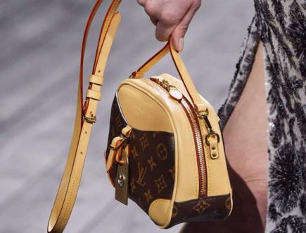 Les nouveaux sacs à monogramme volent la vedette au défilé automne 2020 de Louis Vuitton