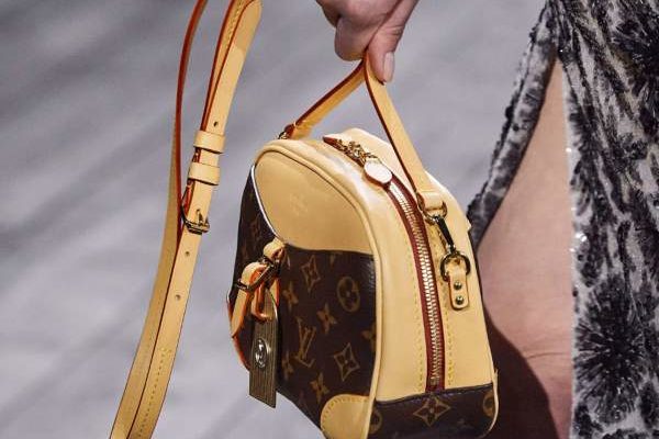Nouveaux sacs à monogramme volent la vedette au défilé automne 2020 de Louis Vuitton