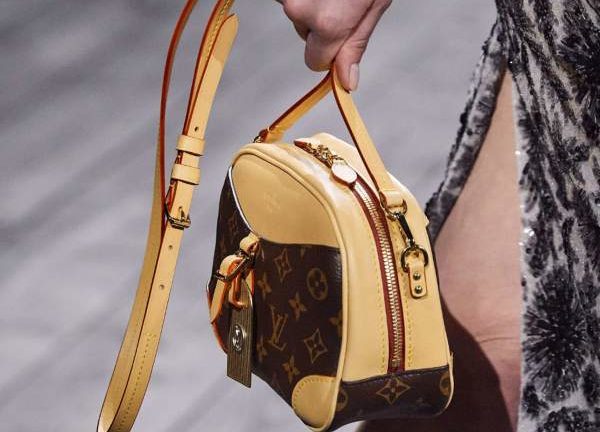 Les nouveaux sacs à monogramme volent la vedette au défilé automne 2020 de Louis Vuitton