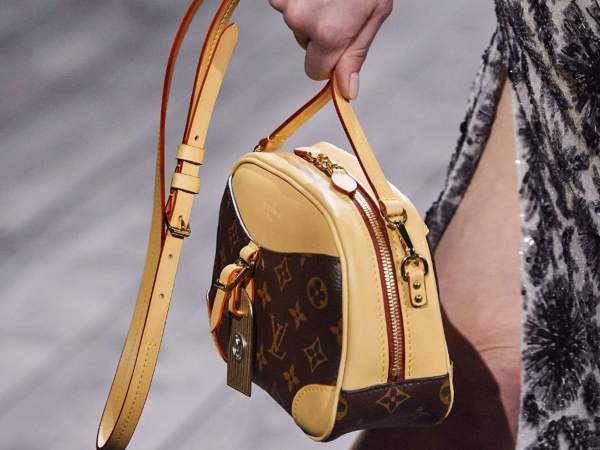 Les nouveaux sacs à monogramme volent la vedette au défilé automne 2020 de Louis Vuitton