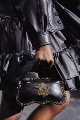 Nouveaux sacs à monogramme volent la vedette au défilé automne 2020 de Louis Vuitton