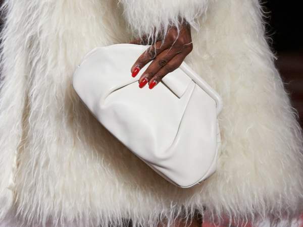 Miu Miu, tout est question de Clutch pour l'automne 2020