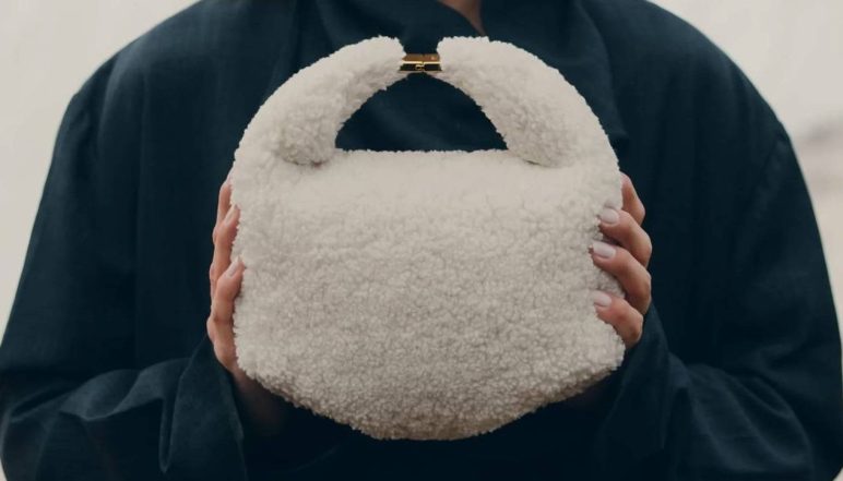 Les sacs en peau de mouton de Polène sont de retour pour l'automne 2023