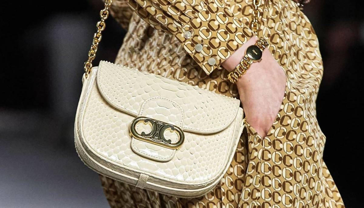 Pour les sacs printemps 2020 de Céline, Hedi Slimane se concentre sur son logo Triomphe 2