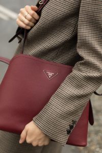 Sac Matinée Prada cerise & Manteau à carreaux Pied-de-poule