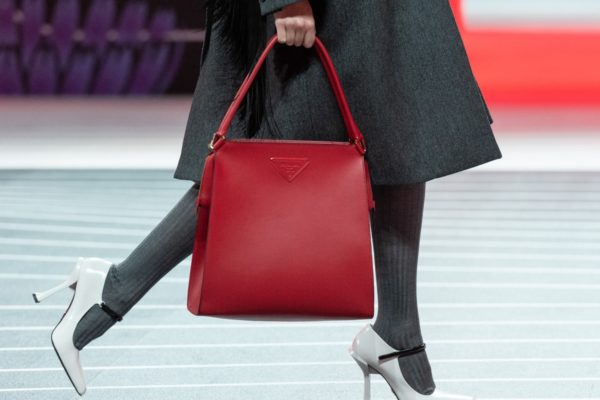 Pour sa collection automne 2020, Prada s’inspire de ses archives pour ses sacs
