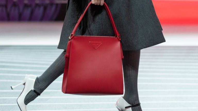 Pour l'automne 2020, Prada s'inspire de ses archives pour ses sacs