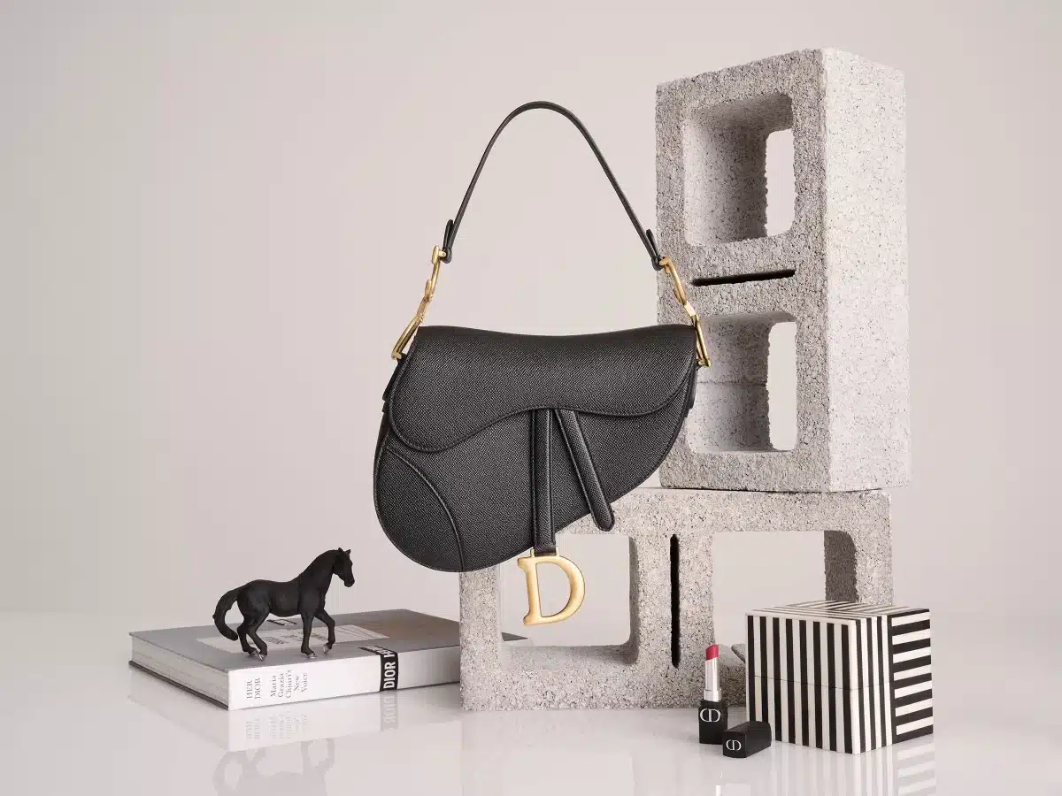 Sac Saddle Dior avec bandouliere en cuir de veau graine noir