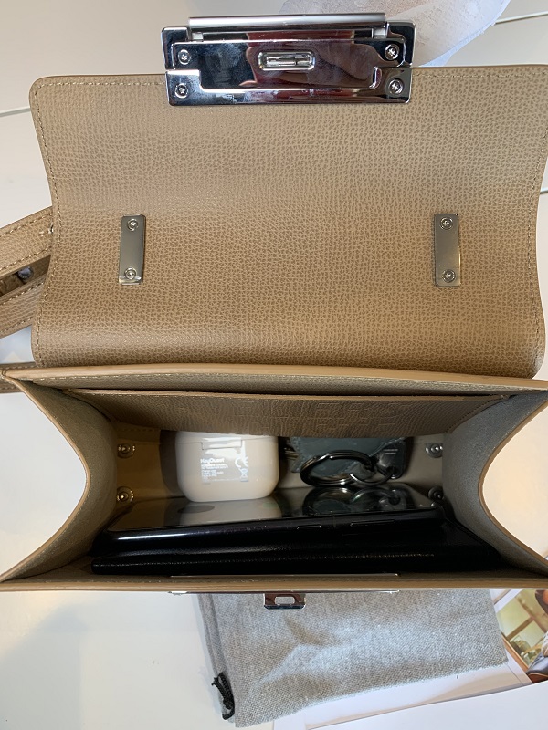 Tous mes essentiels sont à l'aise à l'intérieur du sac Mini Capucine d'Atelier Auguste, téléphone, clés, papiers etc.