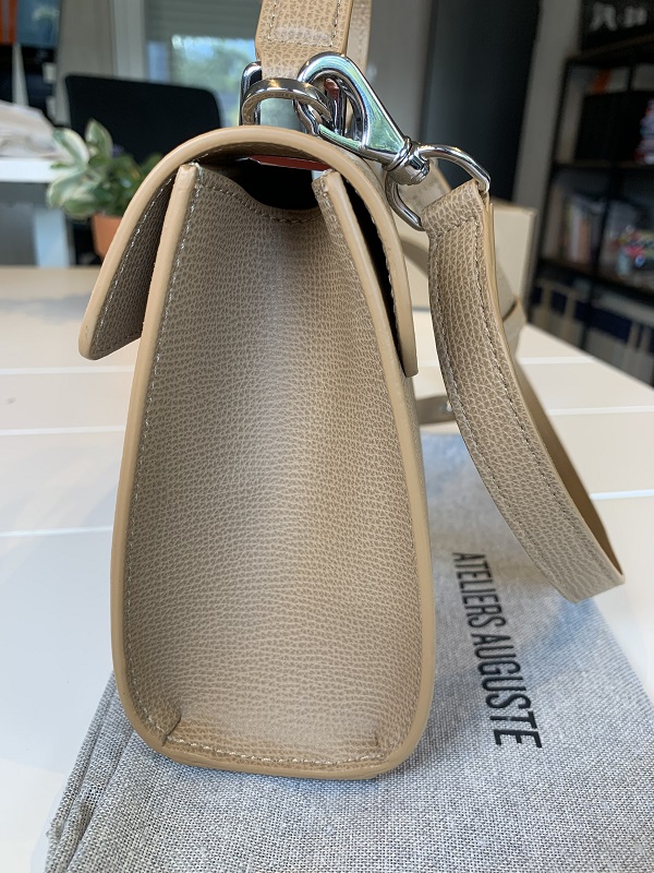 Vue de côté du sac Mini Capucine d'Atelier Auguste avec sa lanière