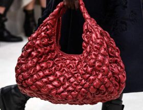 Valentino présente une nouvelle esthétique avec ses sacs automne 2020