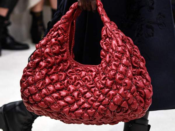 Valentino présente une nouvelle esthétique avec ses sacs automne 2020