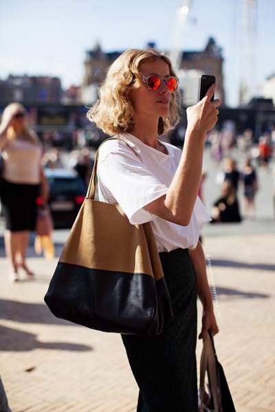 Porter un cabas avec un tee-shirt blanc et des lunettes rondes