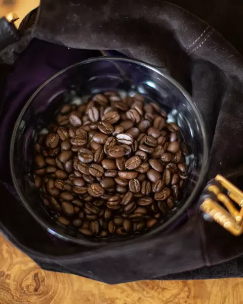 Enlever odeur du sac à main en daim avec des grains de café