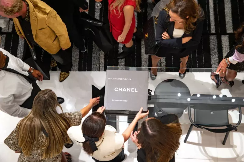 Augmentation du prix des sacs Chanel
Une cliente du Design District de Miami avec un sac à rabat Chanel