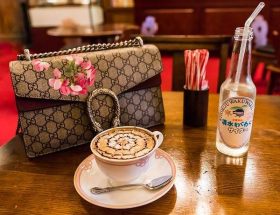 4 paires de sacs de créateur avec son café