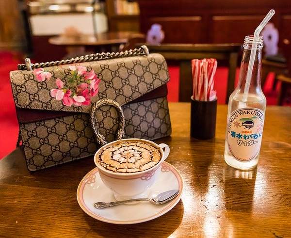 4 paires de sacs de créateur avec son café