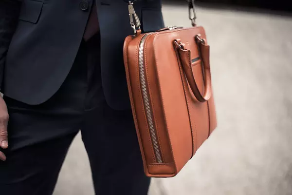 Quelle couleur choisir pour un sac homme ?