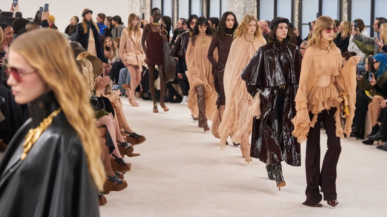 Défilé de la Collection Chloé automne 2024 au style bohémien