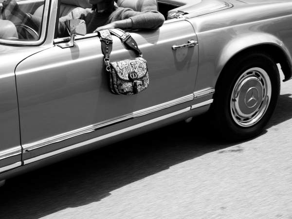 Voiture Mercedes avec un sac Dior