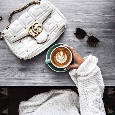 Gucci Marmont avec un café