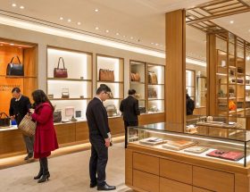 Maîtrisez l'art d'Hermès : Tissez des liens avant d'acheter et sublimez vos relations !