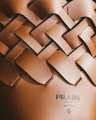 Détail du motif tissé du Prada cognac