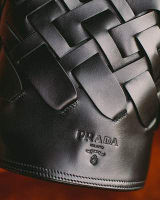 Seau noir Prada avec détail motif tissé